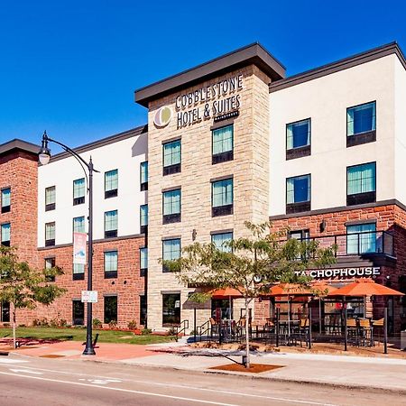 Cobblestone Hotel & Suites Superior Exteriér fotografie