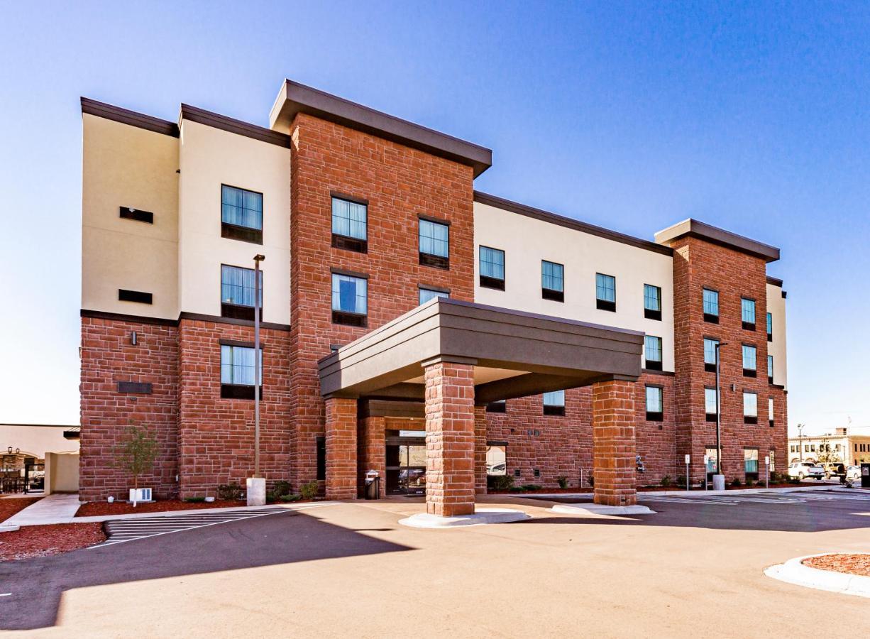 Cobblestone Hotel & Suites Superior Exteriér fotografie