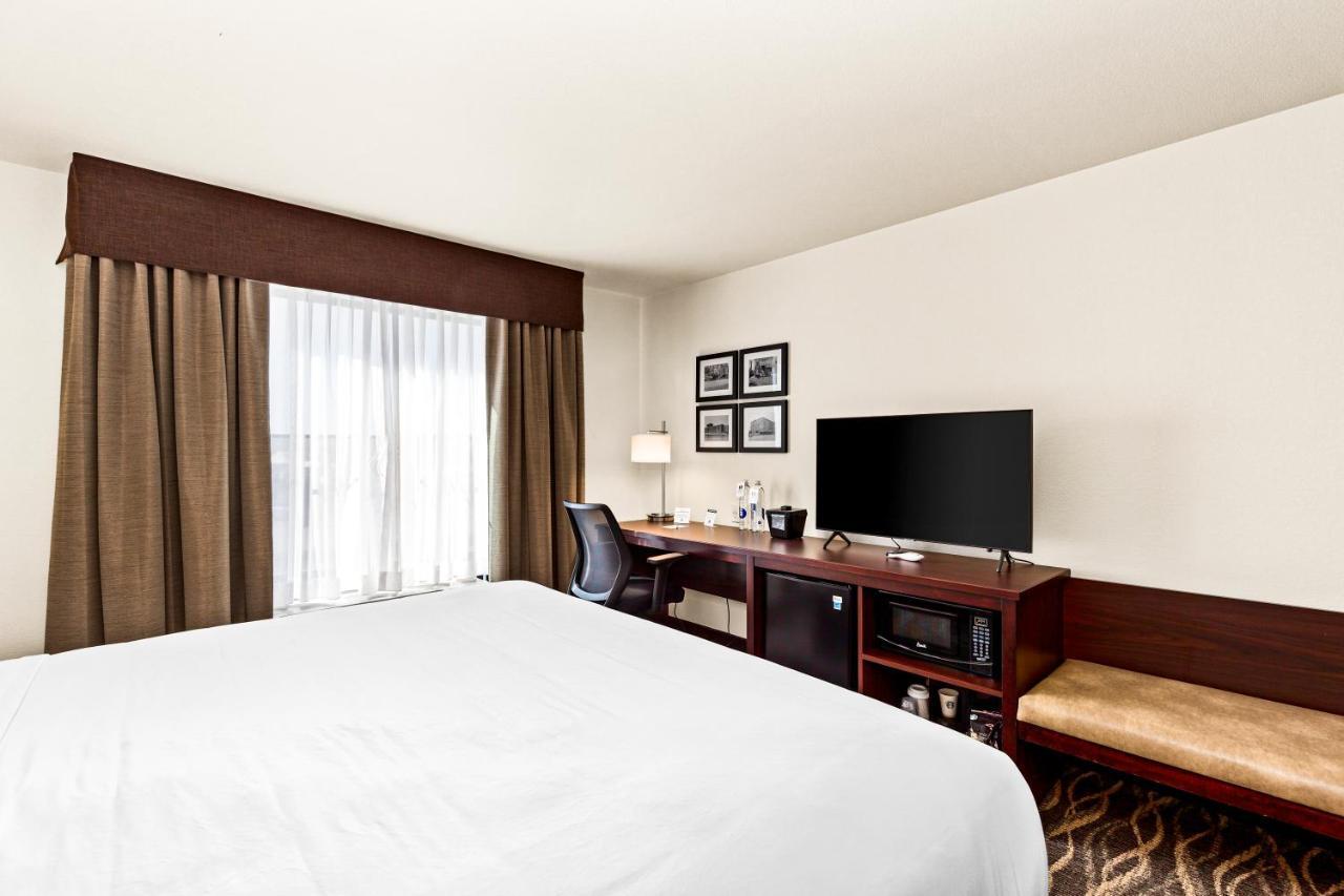 Cobblestone Hotel & Suites Superior Exteriér fotografie